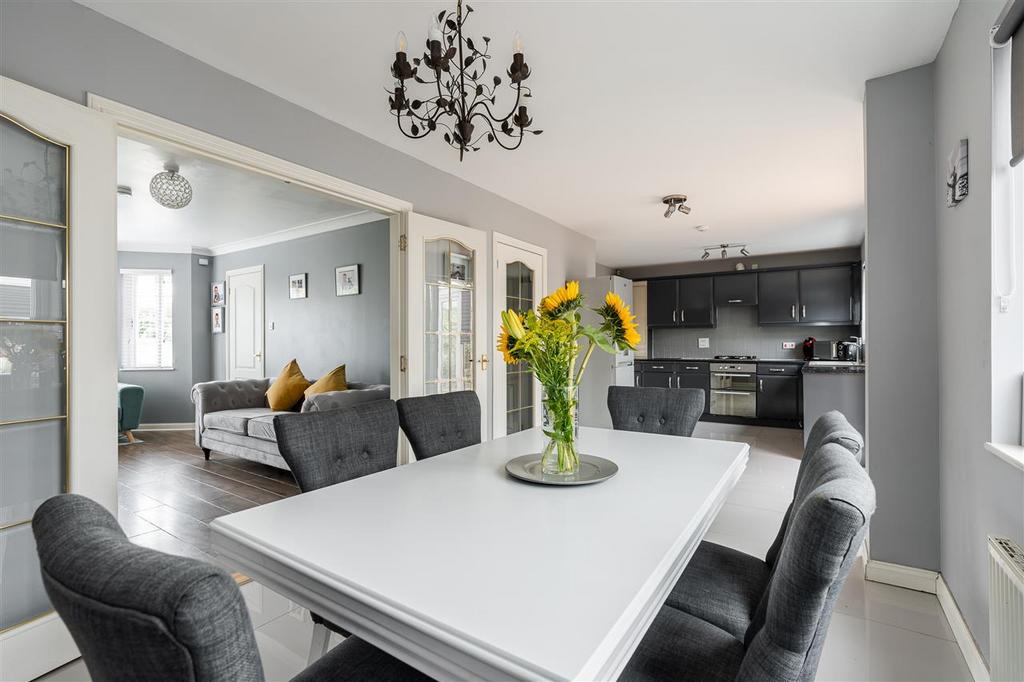 Oldwood Place, Livingston 4 bed house £325,000