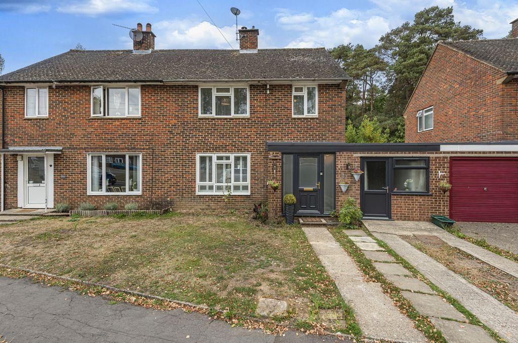 Wigmore Road, Tadley RG26 4HH 3 bed semidetached house £380,000