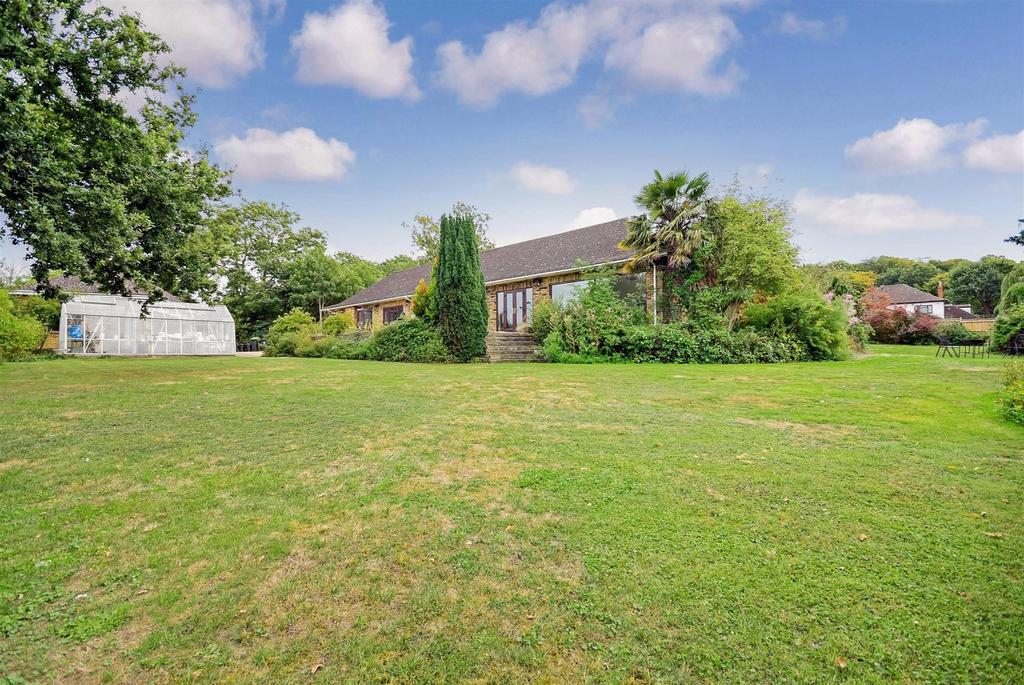 Mott Street, High Beach, Loughton, Essex 4 bed detached bungalow for