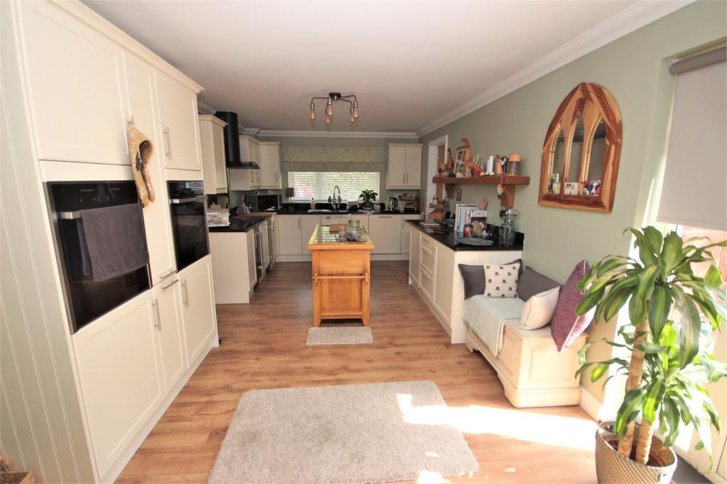 Rushall Lane, Lytchett Matravers, Poole, Dorset, BH16 4 bed bungalow