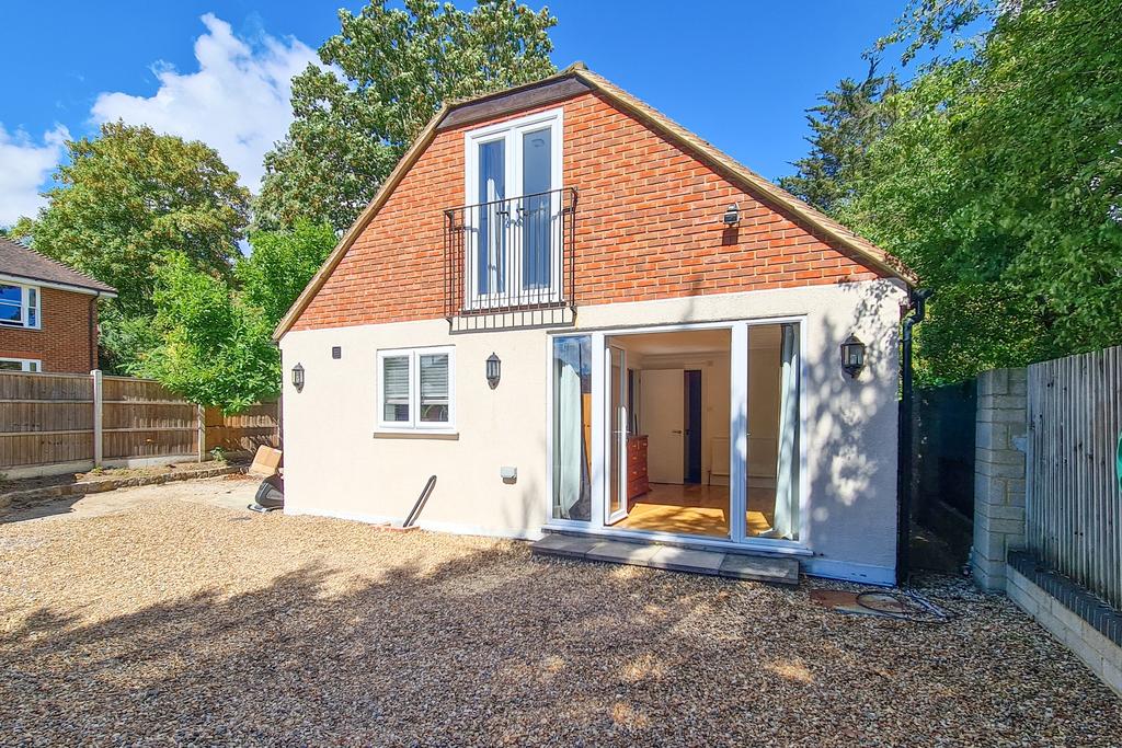 Wraysbury, Berkshire 2 bed detached house £1,295 pcm (£299 pw)
