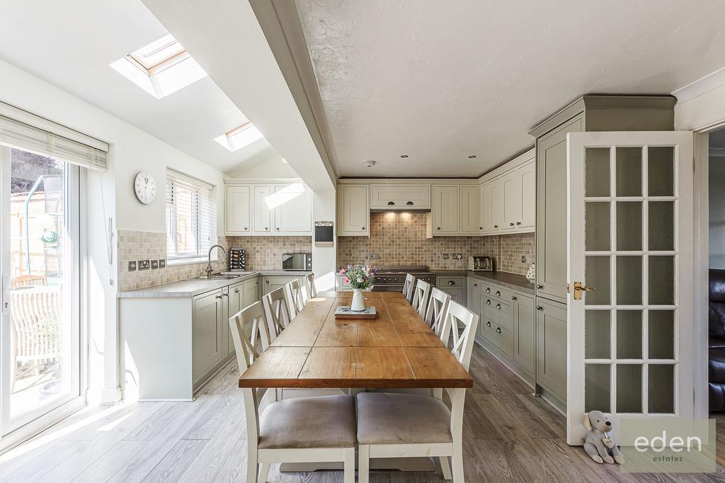 Maple Close, Larkfield, ME20 4 bed semidetached house £440,000