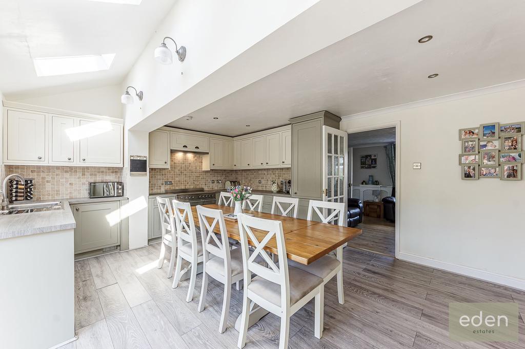 Maple Close, Larkfield, ME20 4 bed semidetached house £440,000