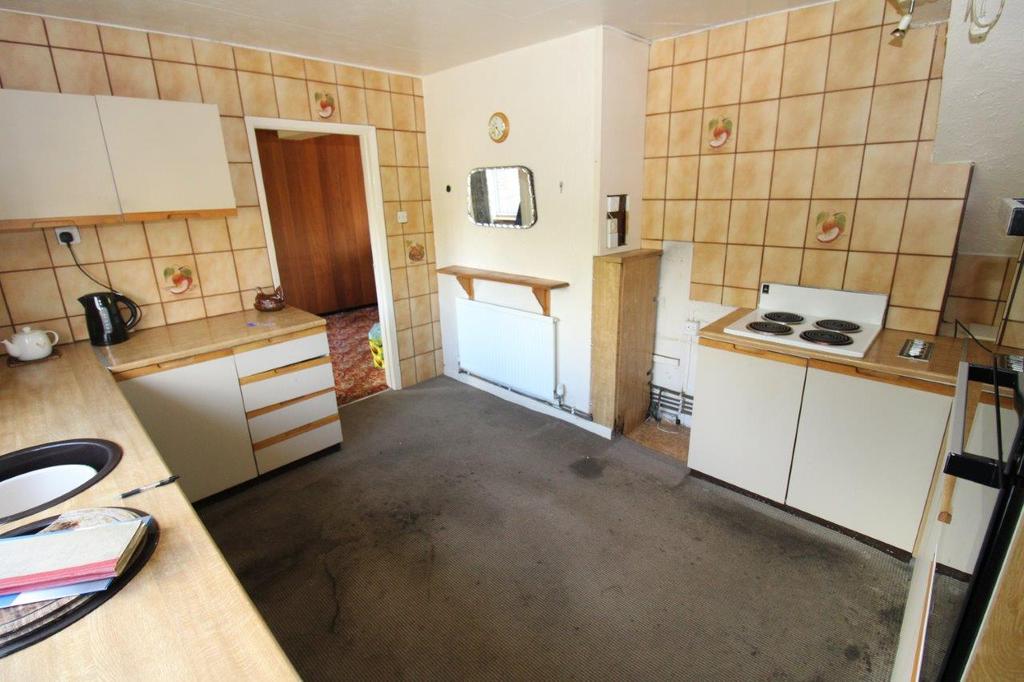 Shaw Lane, Carlton, Barnsley 3 bed semidetached house for sale £195,000