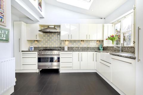 19 Bridgford Street, London, SW18 3TQ
