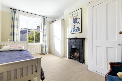 19 Bridgford Street, London, SW18 3TQ