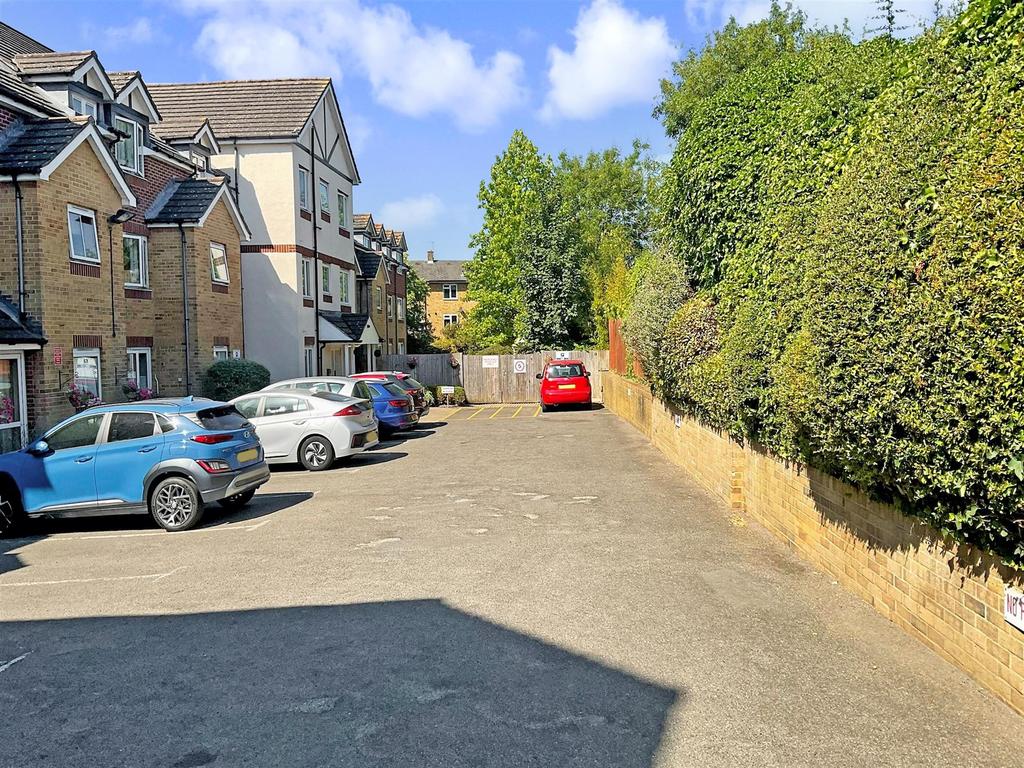 Chingford Mount Road, London 1 bed ground floor flat for sale £160,000