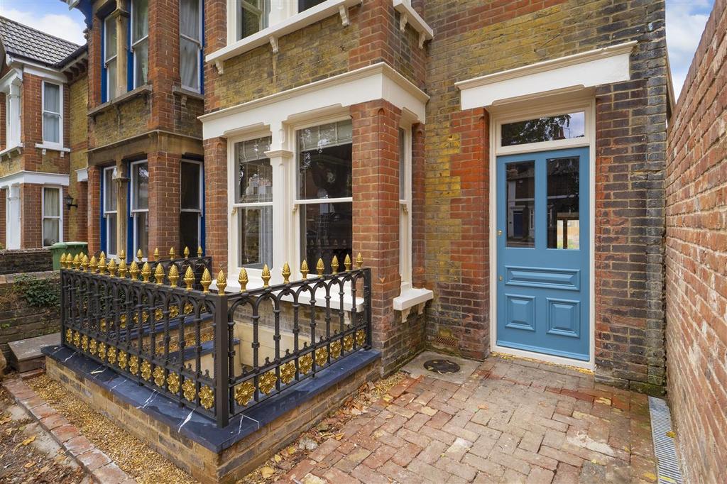 The Mall, Faversham 5 bed end of terrace house £825,000