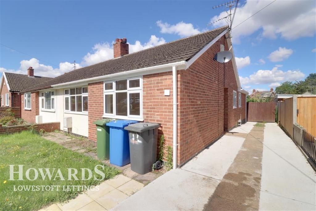Dell Road, Lowestoft 3 bed bungalow £1,000 pcm (£231 pw)
