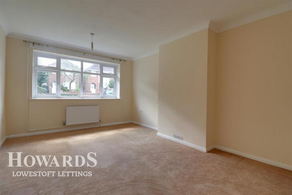 Dell Road, Lowestoft 3 bed bungalow £1,000 pcm (£231 pw)