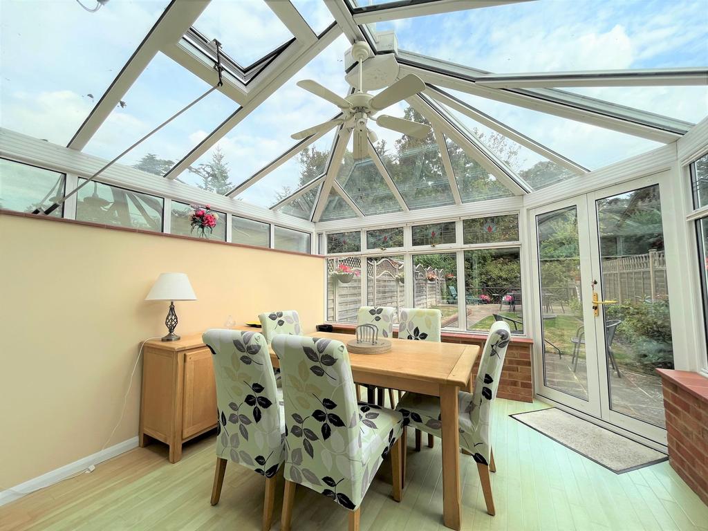 Wooburn Manor Park, Wooburn Green, HP10 3 bed property £1,600 pcm (£369 pw)