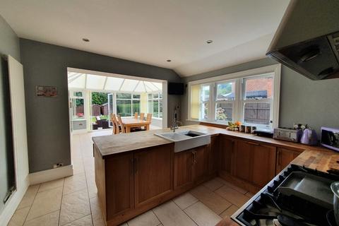 4 bedroom semi-detached house for sale - St. Georges Road, Winsford