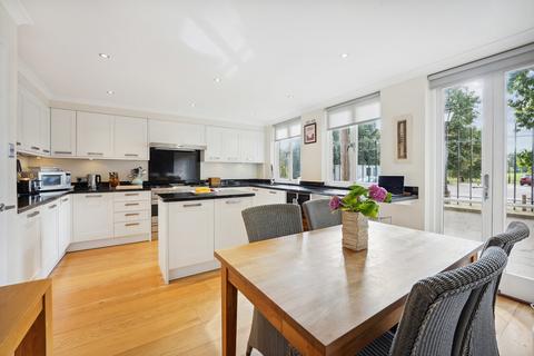 4 bedroom townhouse to rent, Beaufort Road East Twickenham TW1 2PQ