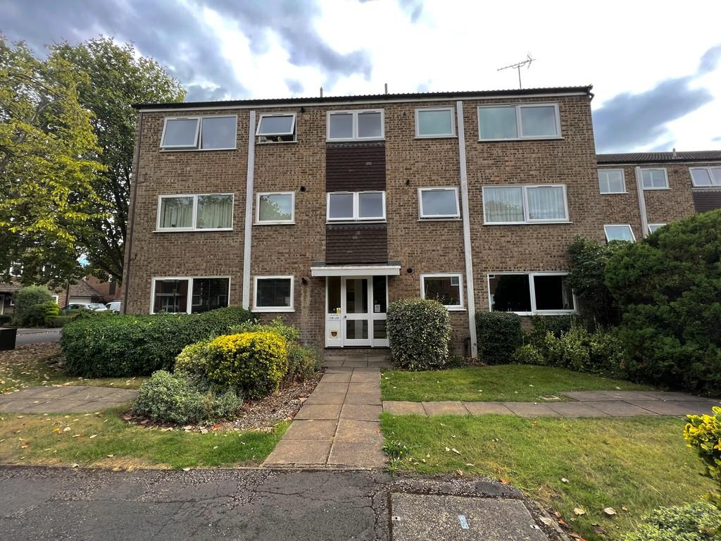 Henley Drive, Frimley Green 2 bed ground floor flat £1,050 pcm (£242 pw)