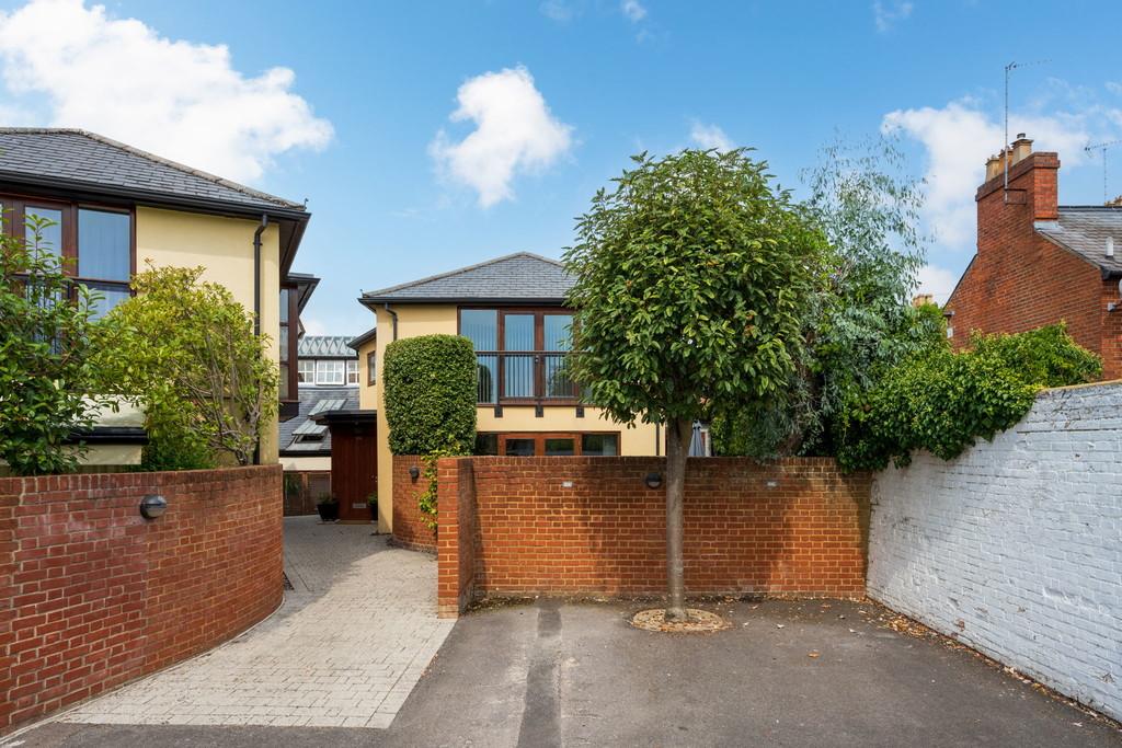 Queen Street, HenleyonThames 3 bed mews £1,175,000