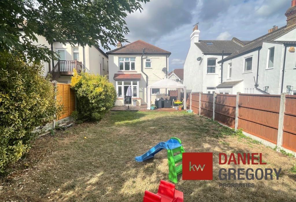 Leighton Avenue, LeighonSea, Essex 3 bed detached house £1,600 pcm (£369 pw)