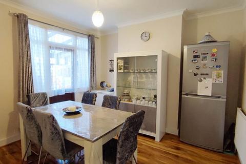 3 bedroom terraced house to rent, Sheringham Avenue, Manor Park, E12