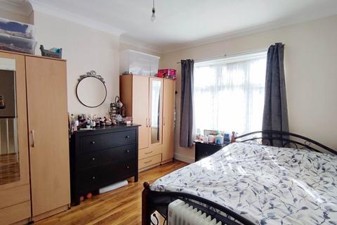 3 bedroom terraced house to rent, Sheringham Avenue, Manor Park, E12
