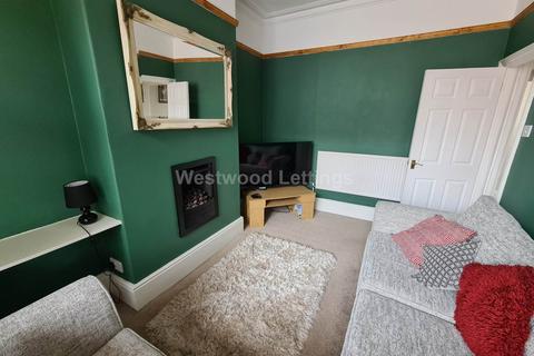 2 bedroom terraced house to rent, James Street, Leek