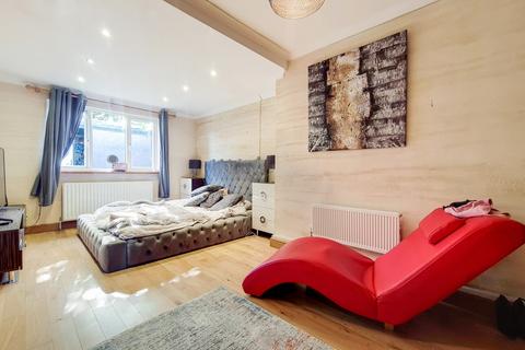 15 Allingham Close, London, W7 1NA