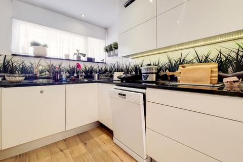 15 Allingham Close, London, W7 1NA
