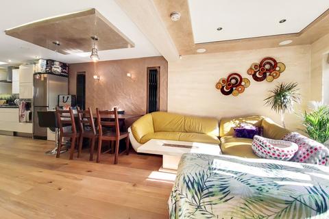 15 Allingham Close, London, W7 1NA