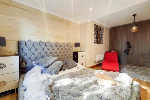 15 Allingham Close, London, W7 1NA