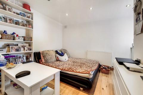 15 Allingham Close, London, W7 1NA