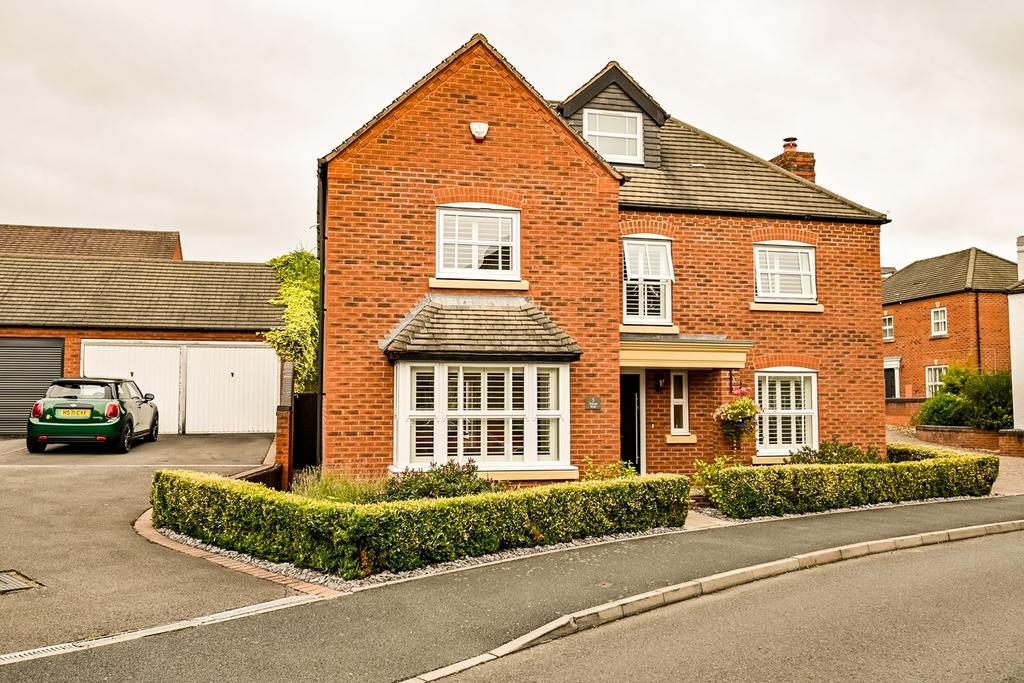 Walnut Walk, Lichfield, WS13 4 bed detached house for sale £600,000