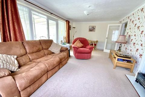 2 bedroom detached bungalow for sale - Roscrea Close, Wick, Bournemouth