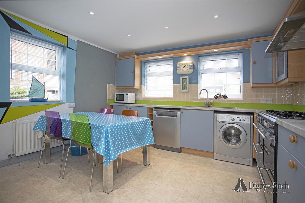 Hunt Close, RadcliffeOnTrent, Nottinghamshire 3 bed house £325,000