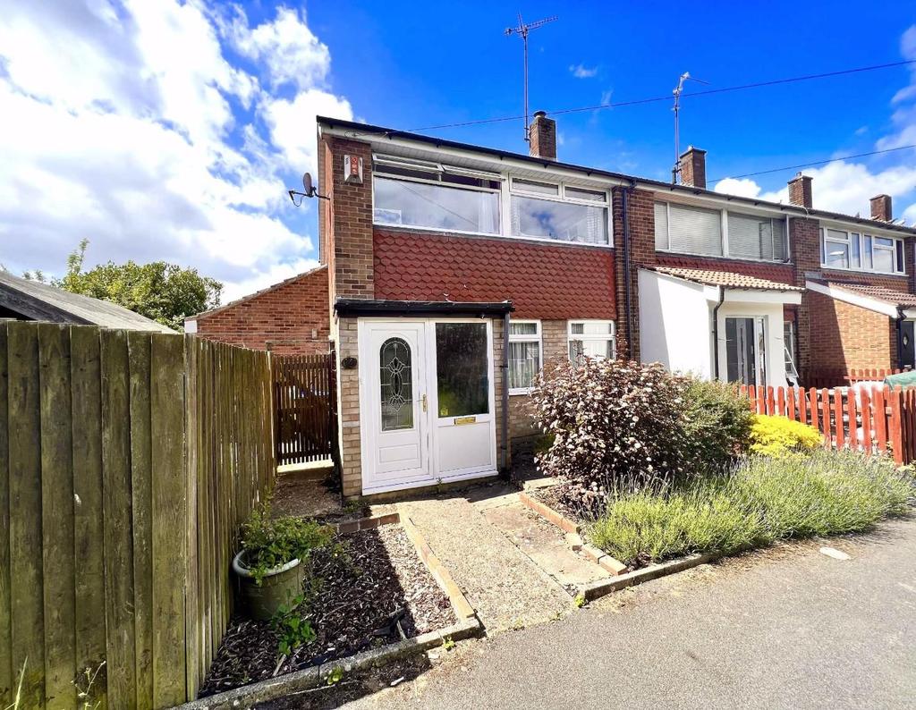 Clipston Way, Duston, Northampton, NN5 3 bed end of terrace house for