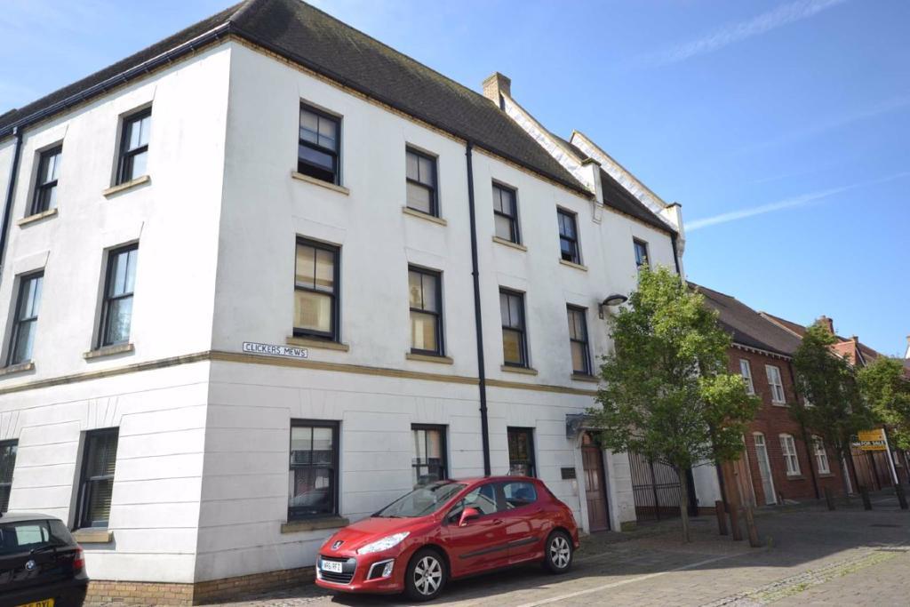 Clickers Mews, Upton, Northampton, NN5 1 bed flat £115,000