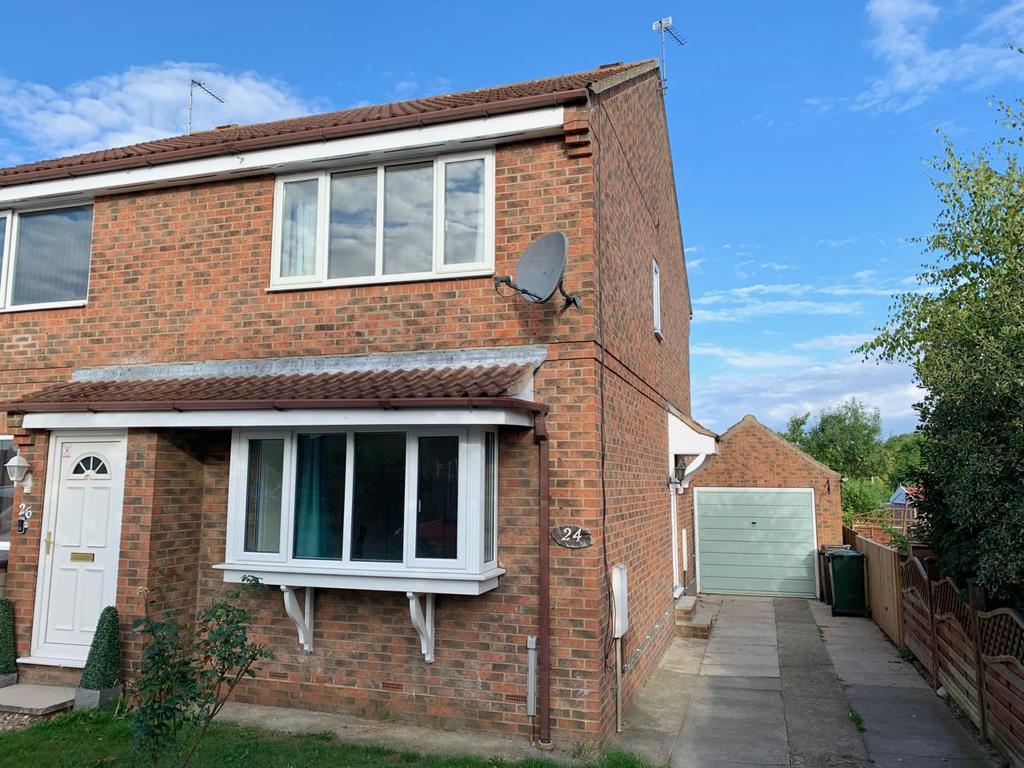 Fitzjohn Close, Malton 2 bed semidetached house £650 pcm (£150 pw)