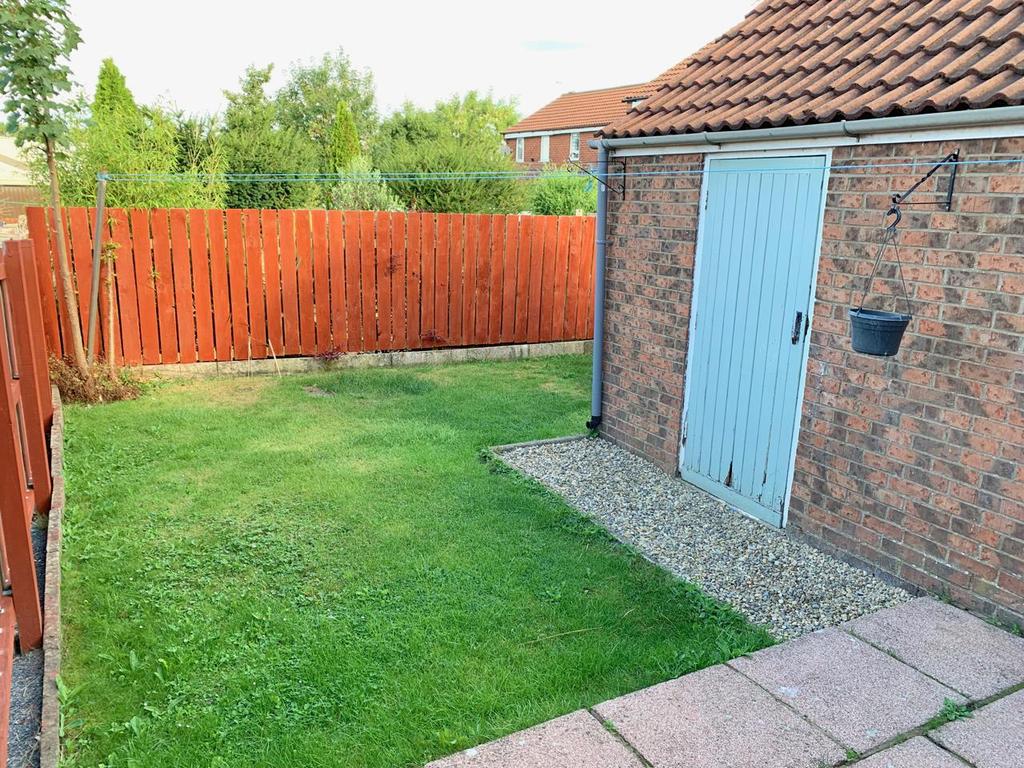 Fitzjohn Close, Malton 2 bed semidetached house £650 pcm (£150 pw)