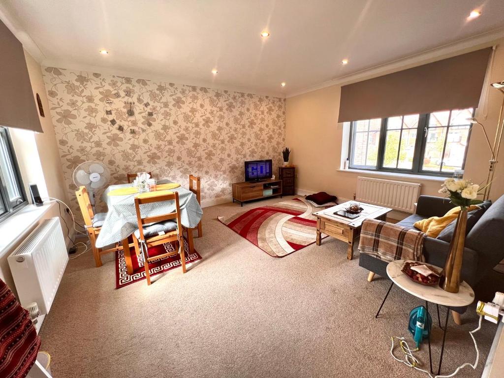 High Street, Upton, Northampton, NN5 3 bed apartment £190,000