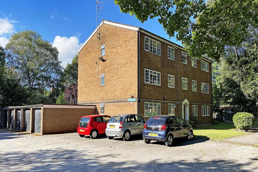Eskdale Drive, Timperley, Altrincham 2 bed apartment £950 pcm (£219 pw)