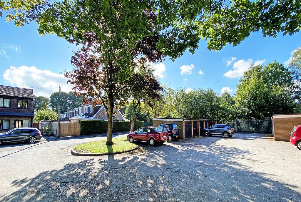 Eskdale Drive, Timperley, Altrincham 2 bed apartment £950 pcm (£219 pw)