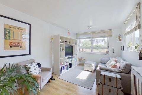 4 Kingham Close, London, SW18 3BX