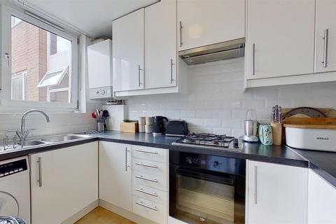 4 Kingham Close, London, SW18 3BX