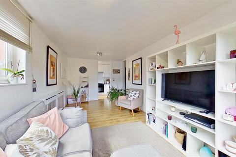 4 Kingham Close, London, SW18 3BX