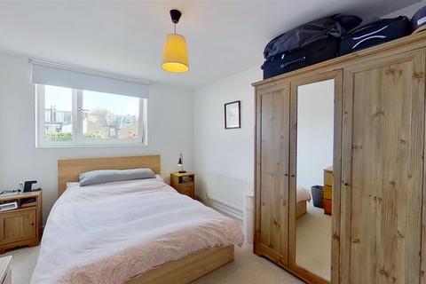 4 Kingham Close, London, SW18 3BX