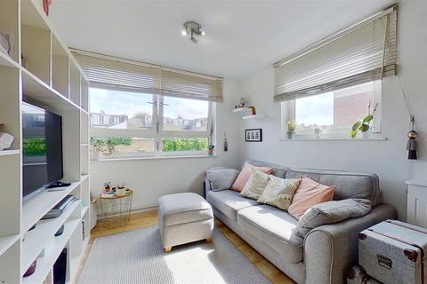 4 Kingham Close, London, SW18 3BX