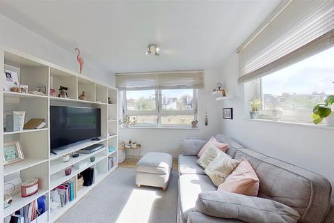 4 Kingham Close, London, SW18 3BX