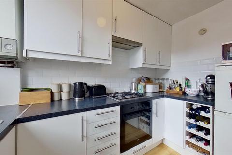 4 Kingham Close, London, SW18 3BX