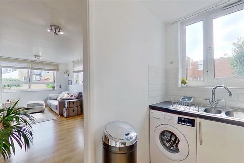 4 Kingham Close, London, SW18 3BX