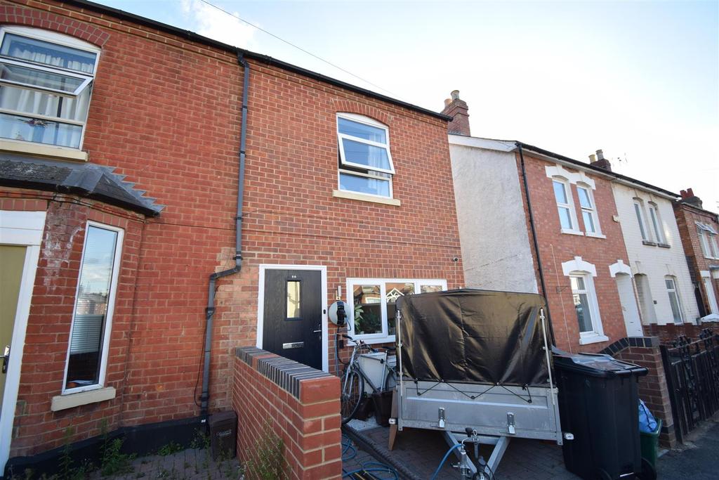 Linden Road, Gloucester 2 bed end of terrace house £895 pcm (£207 pw)