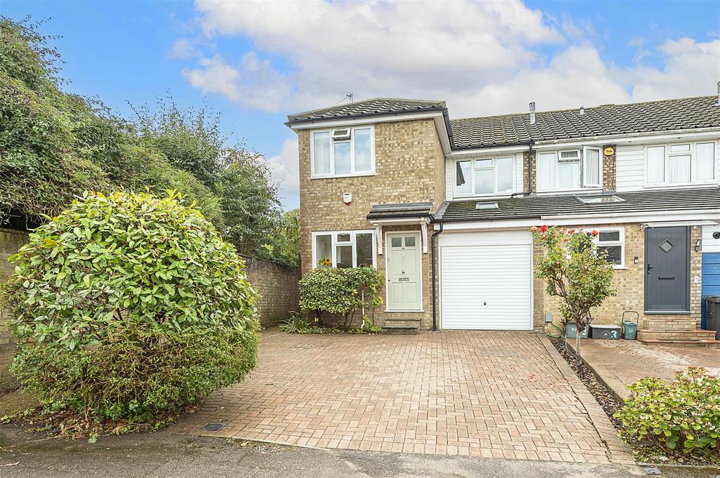 Wendover Close, Harpenden 4 bed end of terrace house £725,000