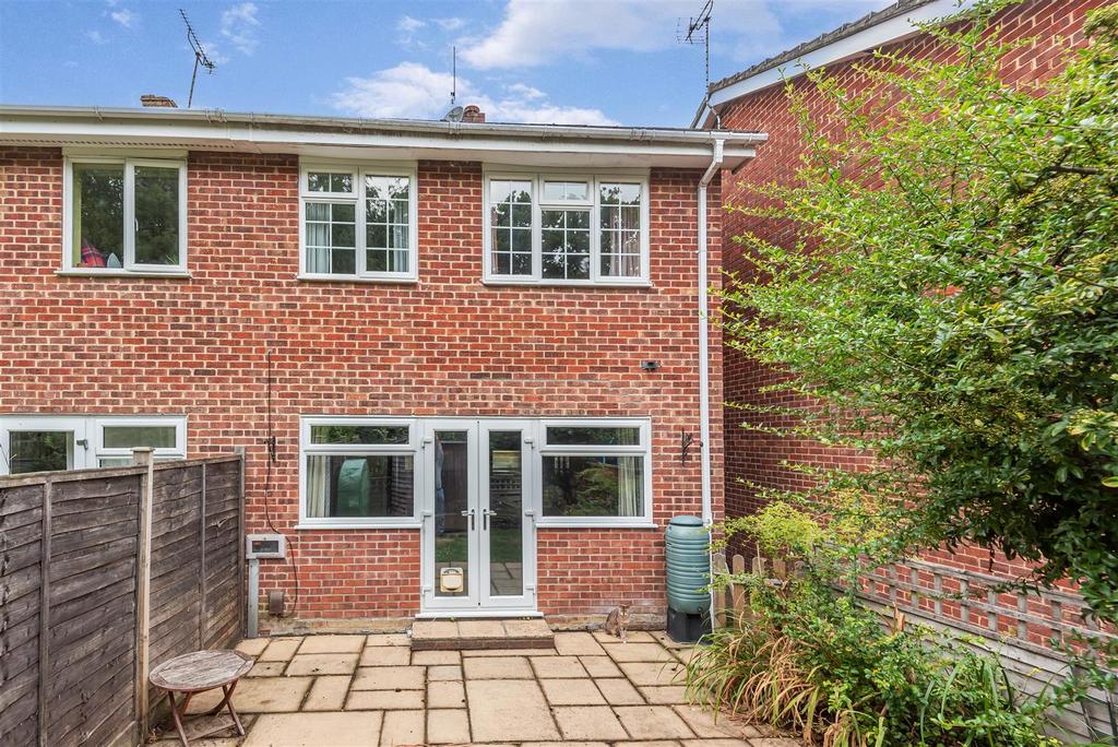 Clare Gardens, Petersfield 3 bed semidetached house £350,000