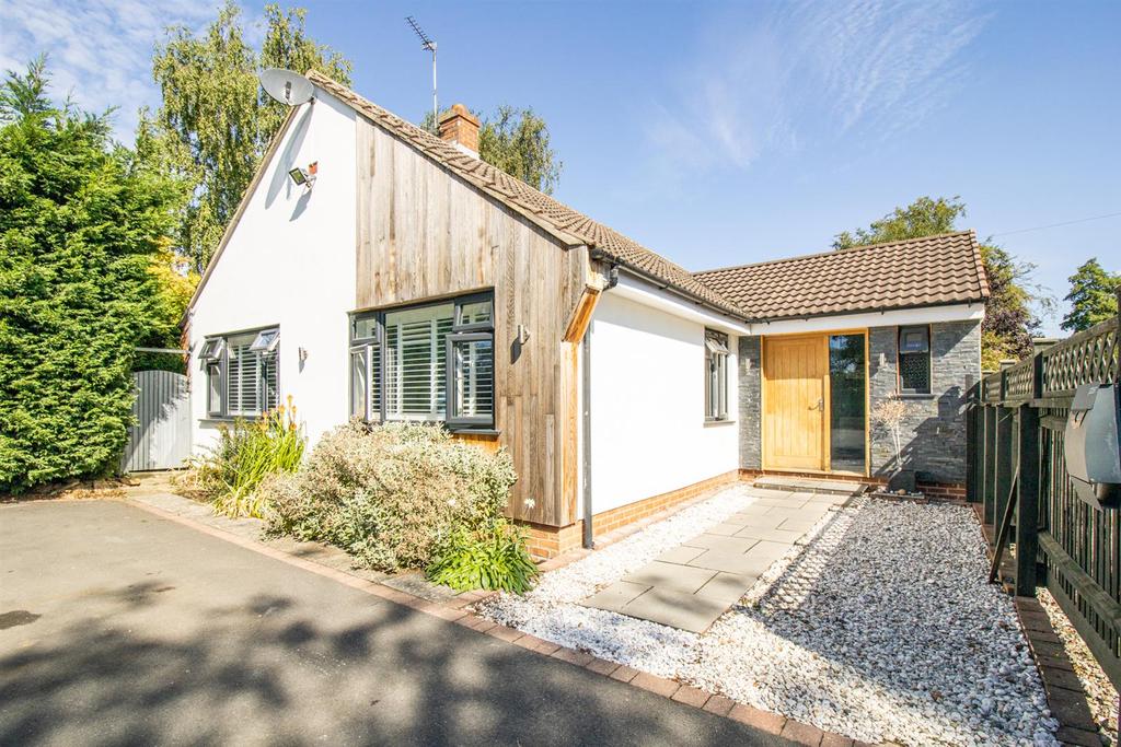 High Street, Bottesford, Nottingham 3 bed detached bungalow £1,500